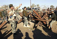 Lực lượng an ninh Ai Cập đang hàn gắn lại bức tường biên giới bị phá thủng.